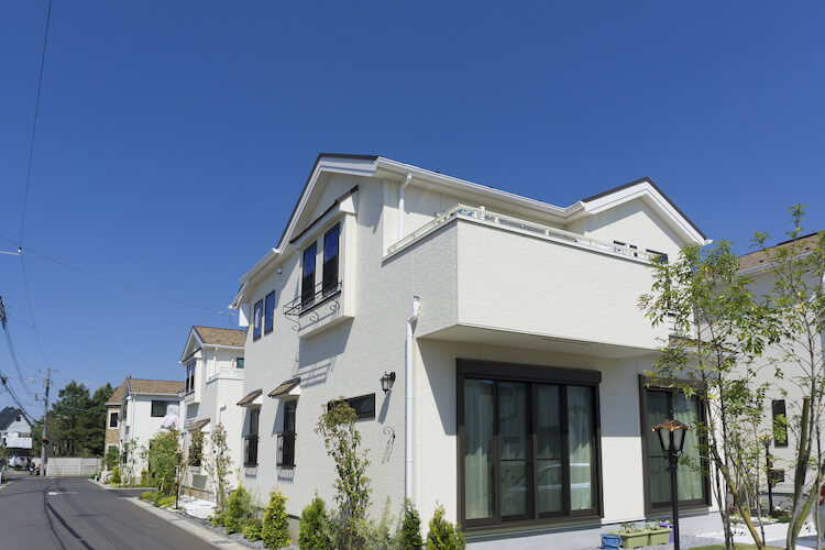 外壁がホワイトの一軒家