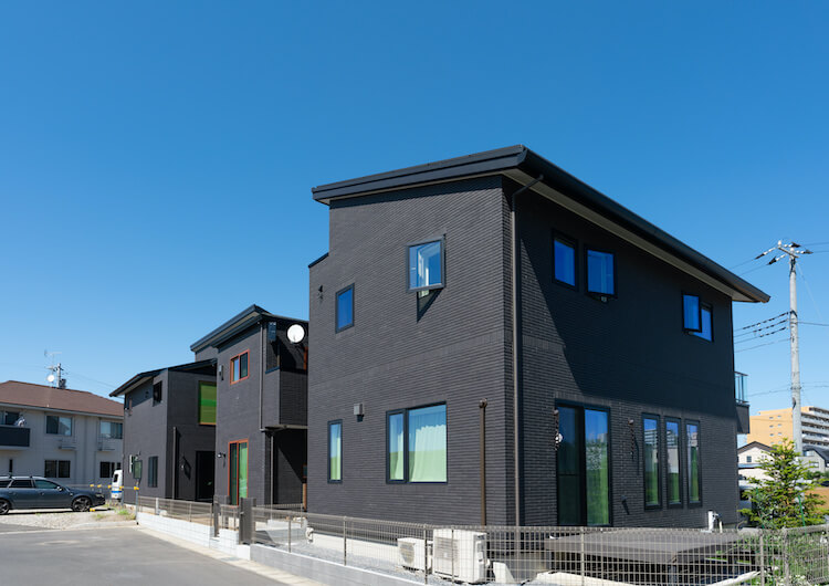 外壁がブラックの一軒家