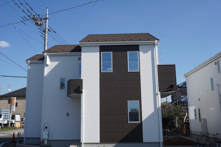 外壁がツートンカラーの一軒家
