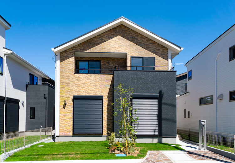 外壁がツートンカラーの一軒家