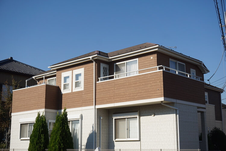 外壁がブラウンとオフホワイトの一軒家