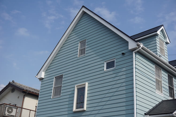 外壁がグリーンの一軒家