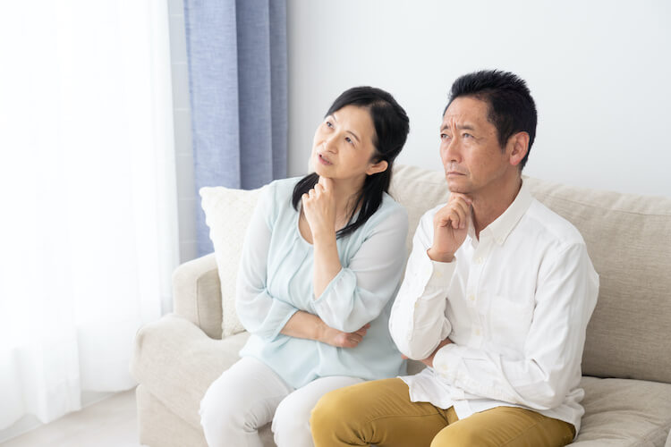 困り顔の夫婦